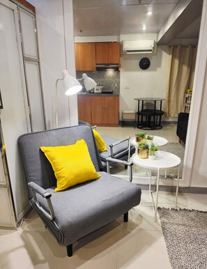 Living area - Casa Rosa2 2BR loft in BGC with 55" Smart TV & 5 pax (Taguig)