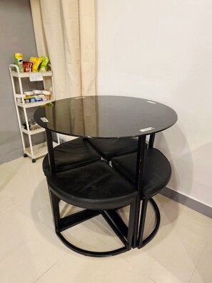 Dining - Casa Rosa2 2BR loft in BGC with 55" Smart TV & 5 pax (Taguig)