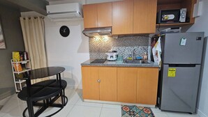Fridge, microwave, stovetop, cookware/dishes/utensils - Casa Rosa2 2BR loft in BGC with 55" Smart TV & 5 pax (Taguig)