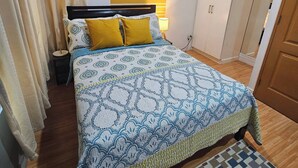2 bedrooms, iron/ironing board, internet - Casa Rosa2 2BR loft in BGC with 55" Smart TV & 5 pax (Taguig)