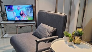 Interior - Casa Rosa2 2BR loft in BGC with 55" Smart TV & 5 pax (Taguig)