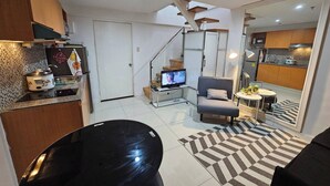 TV - Casa Rosa2 2BR loft in BGC with 55" Smart TV & 5 pax (Taguig)