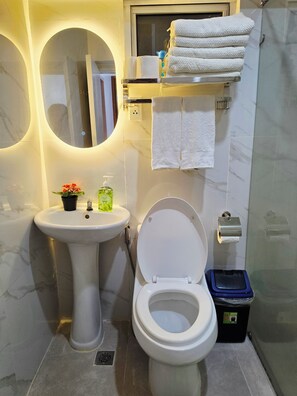 Bathroom - Casa Rosa2 2BR loft in BGC with 55" Smart TV & 5 pax (Taguig)