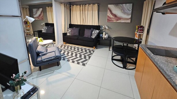 TV - Casa Rosa2 2BR loft in BGC with 55" Smart TV & 5 pax (Taguig)