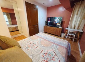 Room - Casa Rosa2 2BR loft in BGC with 55" Smart TV & 5 pax (Taguig)