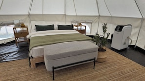 Tienda de campaña, patio, vista al canal | Interior