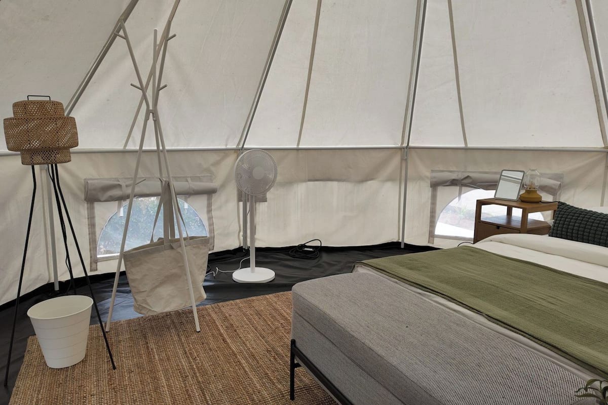 Barraca, varanda, vista para o canal