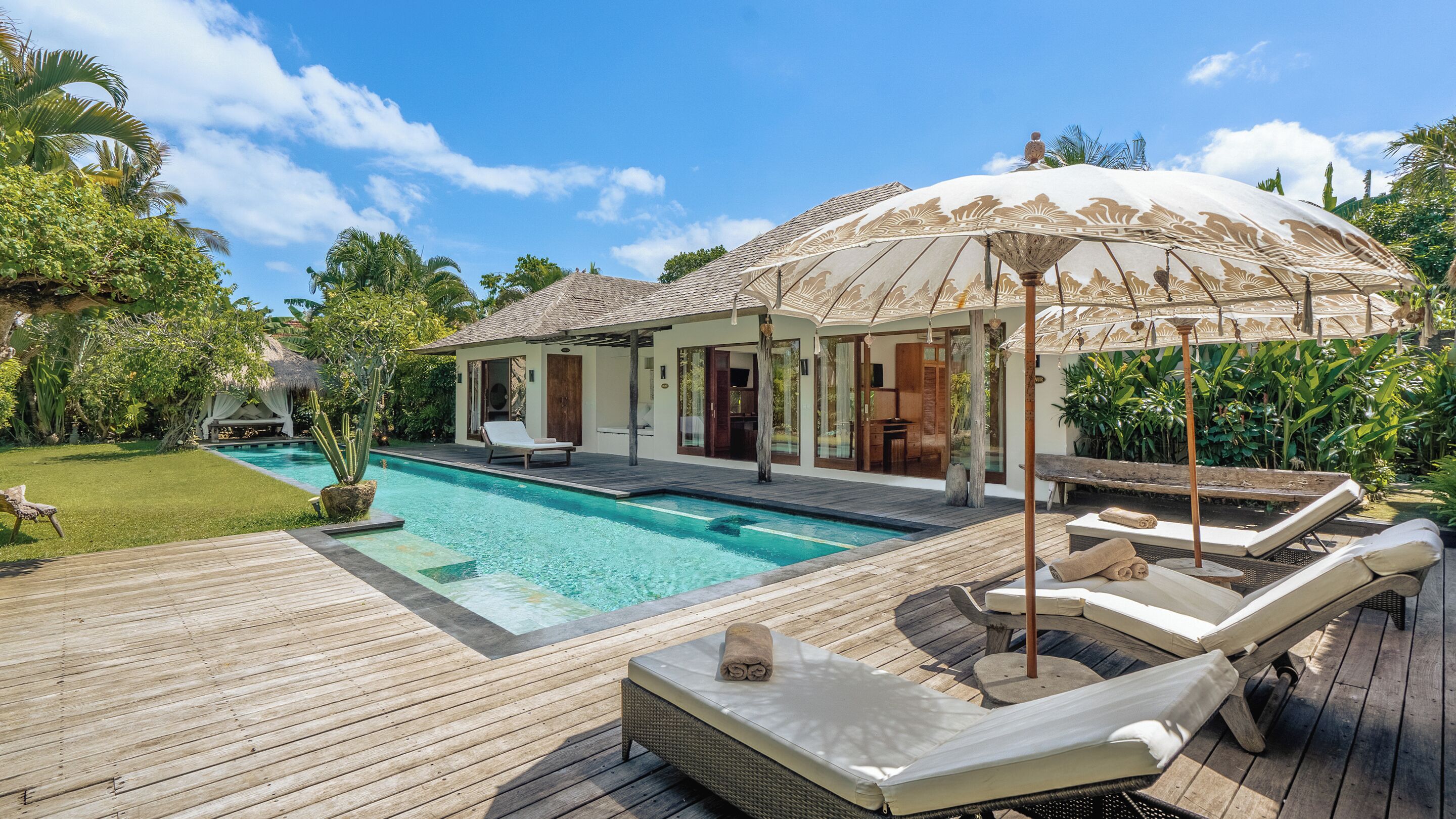 2 من حمّامات السباحة الخارجية