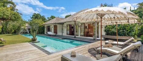 2 من حمّامات السباحة الخارجية