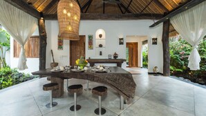 Villa, uitzicht op zwembad | Dineerruimte