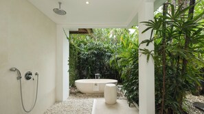 Villa, Poolblick | Badezimmer | Kostenlose Toilettenartikel, Haartrockner, Handtücher, Seife