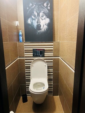 Toallas, jabón, papel de baño 