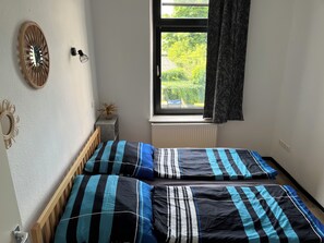 Free WiFi, bed sheets - FeWo Peters - Centrally located (Wilhelmshaven)