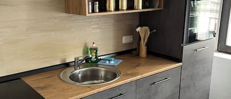 Réfrigérateur, four à micro-ondes, un four, surface de cuisson