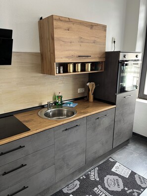 Frigorifero, microonde, forno, piano cottura
