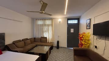 Deluxe Double Room | Rollaway beds, free WiFi, bed sheets