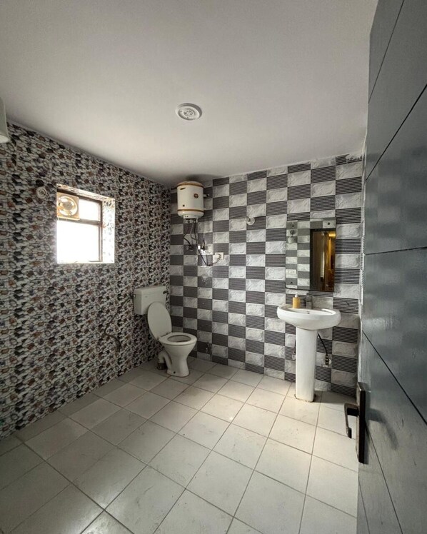 Deluxe Double Room | Bathroom - Hotel Park Square Resort (Faridabad)