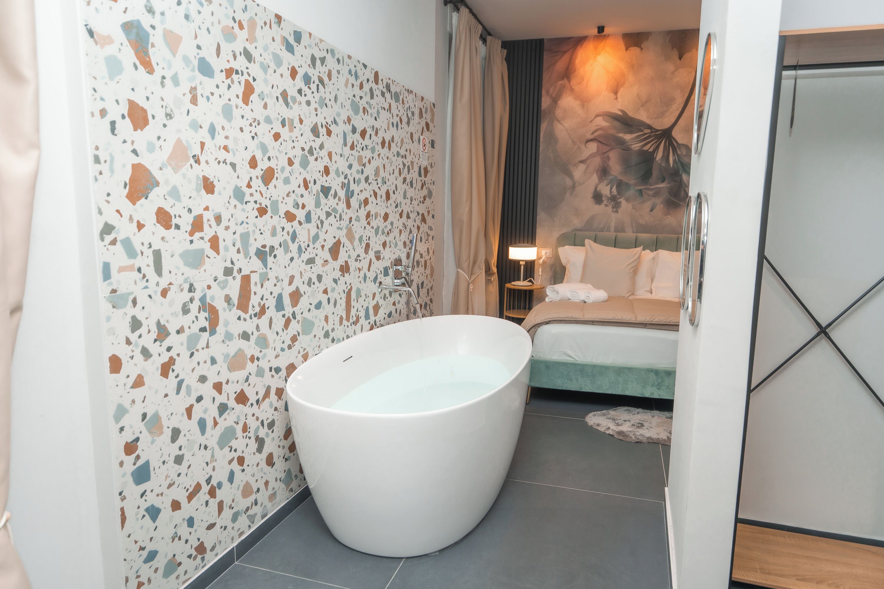 Deluxe-huone | Tallelokero huoneessa, työpöytä