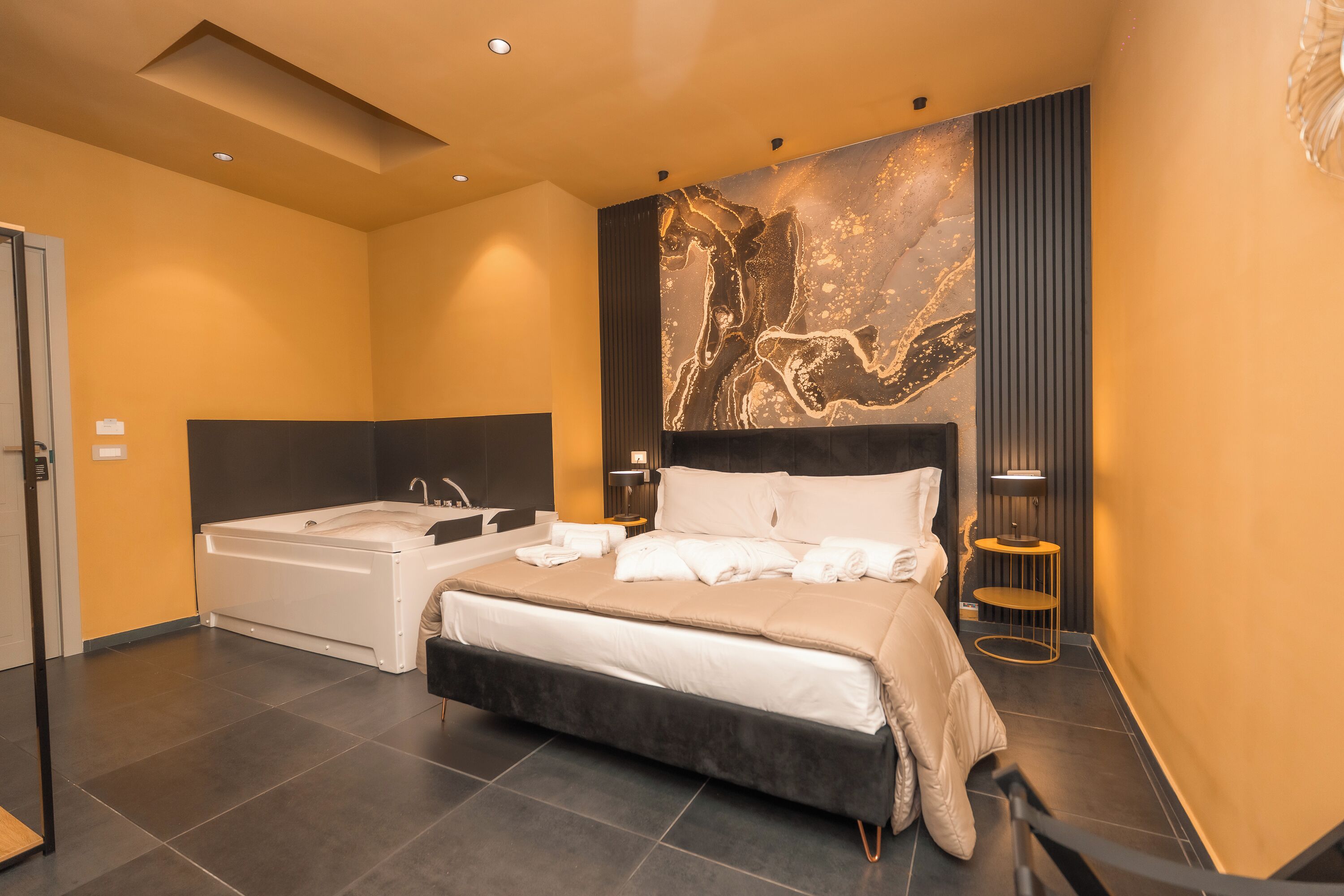 Junior Room | In-room safe, desk, laptop workspace, soundproofing