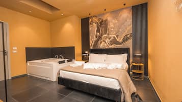 Junior Room | In-room safe, desk, laptop workspace, soundproofing