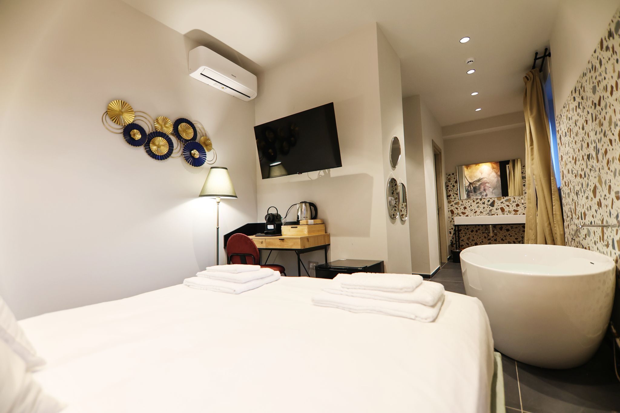 Deluxe Room | In-room safe, desk, laptop workspace, soundproofing