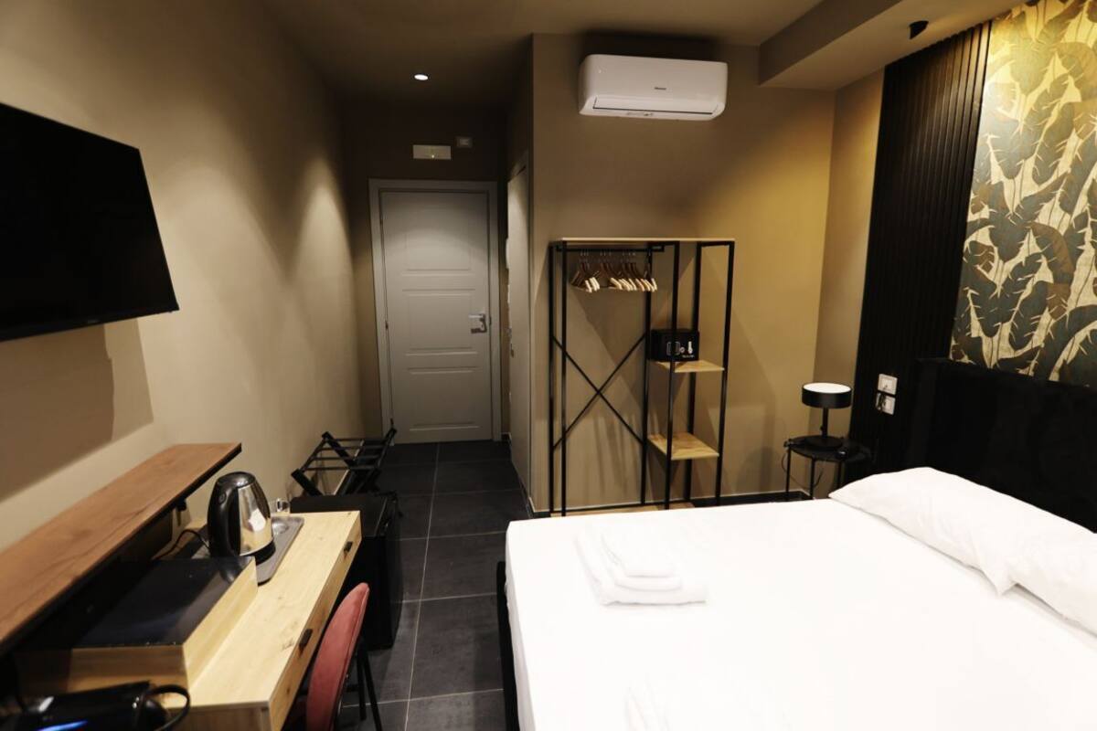 基础双人房 | 客房内保险箱、办公桌、笔记本电脑工作区、隔音