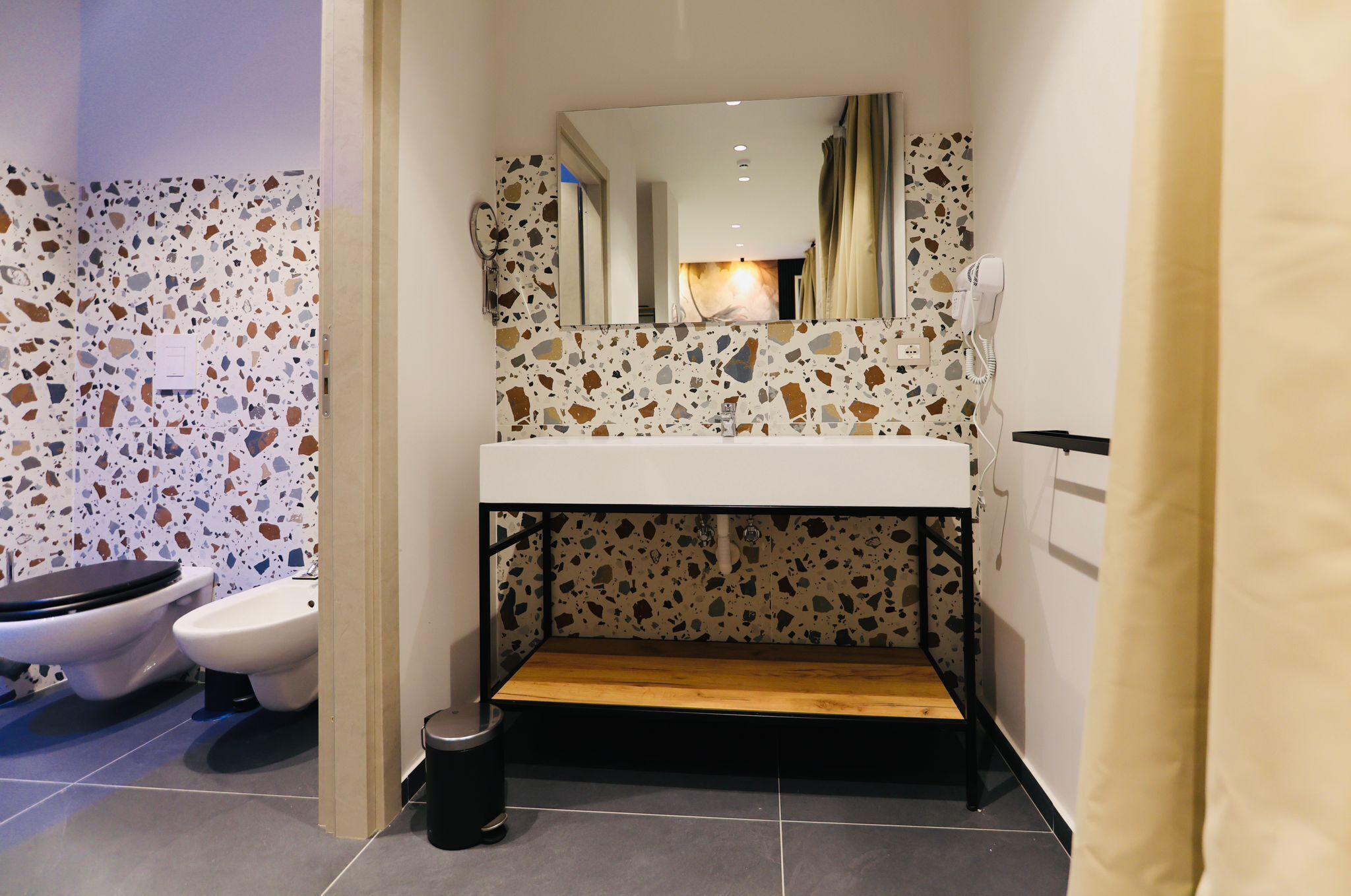 Deluxe-Zimmer | Badezimmer | Haartrockner, Bidet, Handtücher, Seife
