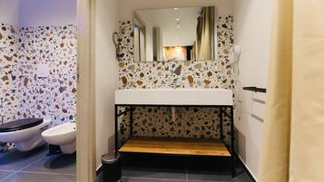 Deluxe-Zimmer | Badezimmer | Haartrockner, Bidet, Handtücher, Seife