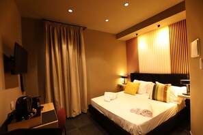 Standard Room | In-room safe, desk, laptop workspace, soundproofing - Noah Gate Hotel & Suites (Napoli)