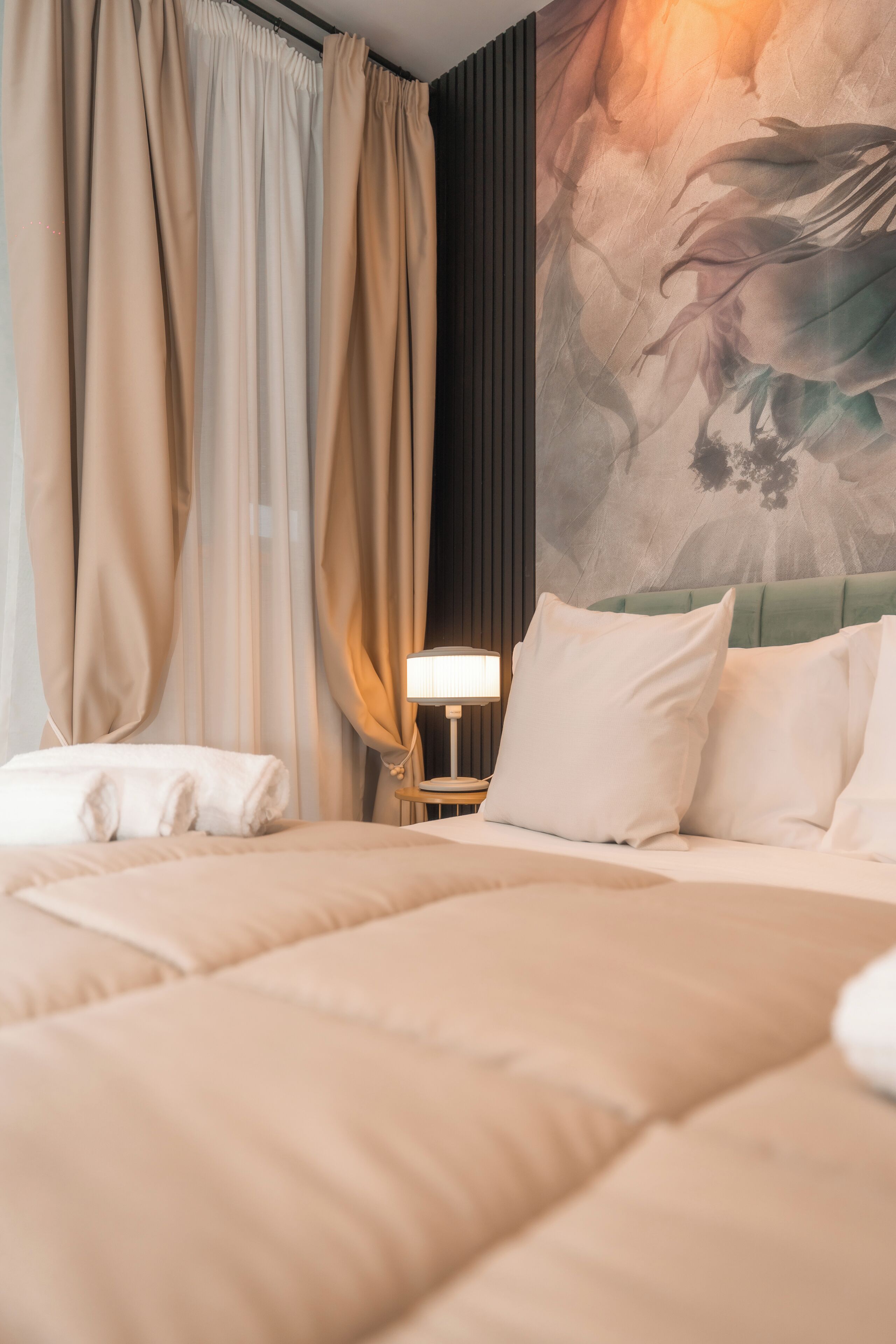 豪華客房 | 房內夾萬、書桌、手提電腦工作空間、隔音