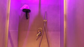 Kamar Quadruple Keluarga, pemandangan kota | Kamar mandi | Pengering rambut, kloset, handuk, dan sabun