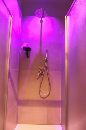 Family Quadruple Room, City View | Bathroom | Hair dryer, towels, soap, shampoo - Noah Gate Hotel & Suites (Napoli)