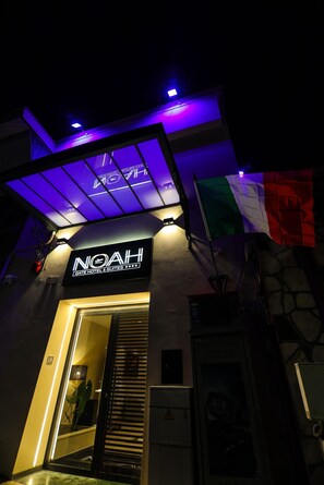 Exterior detail - Noah Gate Hotel & Suites (Naples)