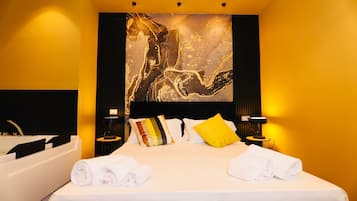 Rom – junior | Safe på rommet, skrivebord, skrivebord for bærbar PC og lydisolert