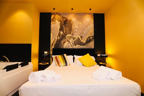 Junior Room | In-room safe, desk, laptop workspace, soundproofing - Noah Gate Hotel & Suites (Napoli)