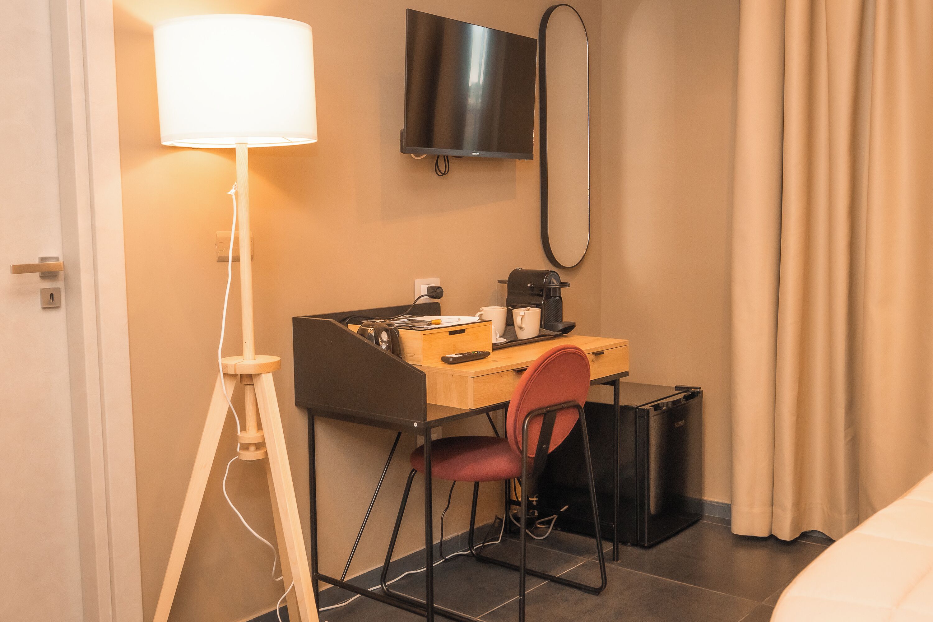 Habitación estándar | Caja de seguridad en la habitación y escritorio 