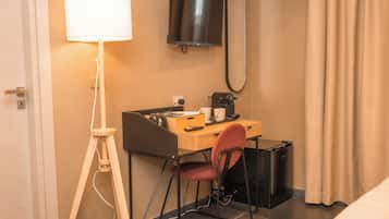 Habitación estándar | Caja de seguridad en la habitación y escritorio