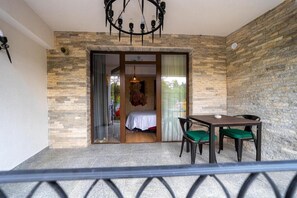 Deluxe Double Room, Balcony, Garden View | Outdoor dining - Hotel Castel Suceava (SV)