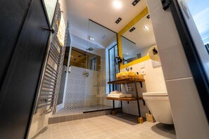 Deluxe Double Room, Balcony, Garden View | Bathroom | Slippers - Hotel Castel Suceava (SV)