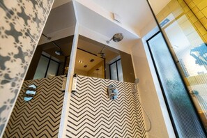 Chambre Deluxe double, balcon, vue sur le jardin | Salle de bain | Peignoirs, pantoufles