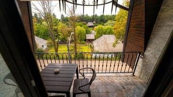 Deluxe Double Room, Balcony, Garden View | Outdoor dining