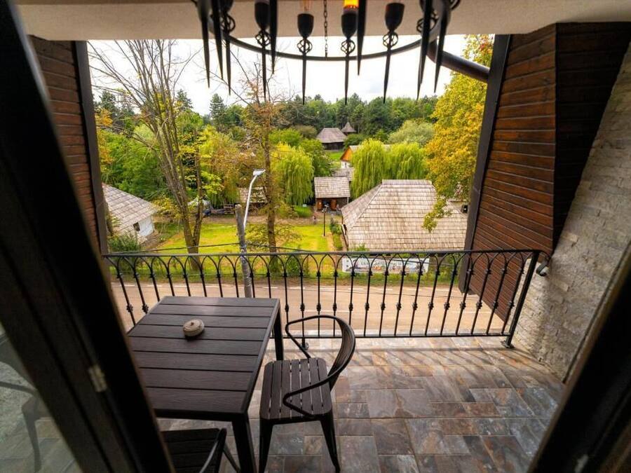 Chambre Double Deluxe, balcon, vue jardin | Restauration extérieure