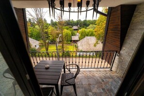Deluxe Double Room, Balcony, Garden View | Outdoor dining - Hotel Castel Suceava (Suceava)