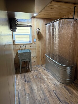 Toallas, jabón, shampoo, papel de baño 