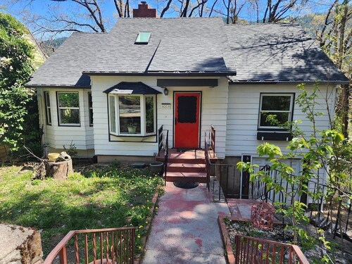 Adorable 2- bedroom condo in cool Dunsmuir perfect for relaxing getaway