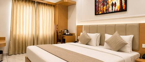 Deluxe Double Room | Desk, laptop workspace, iron/ironing board, free WiFi