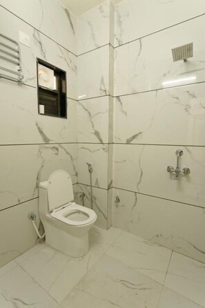 Habitación doble Deluxe, vista a la ciudad | Baño | Regadera, amenidades de baño gratuitas, secadora de cabello, pantuflas 