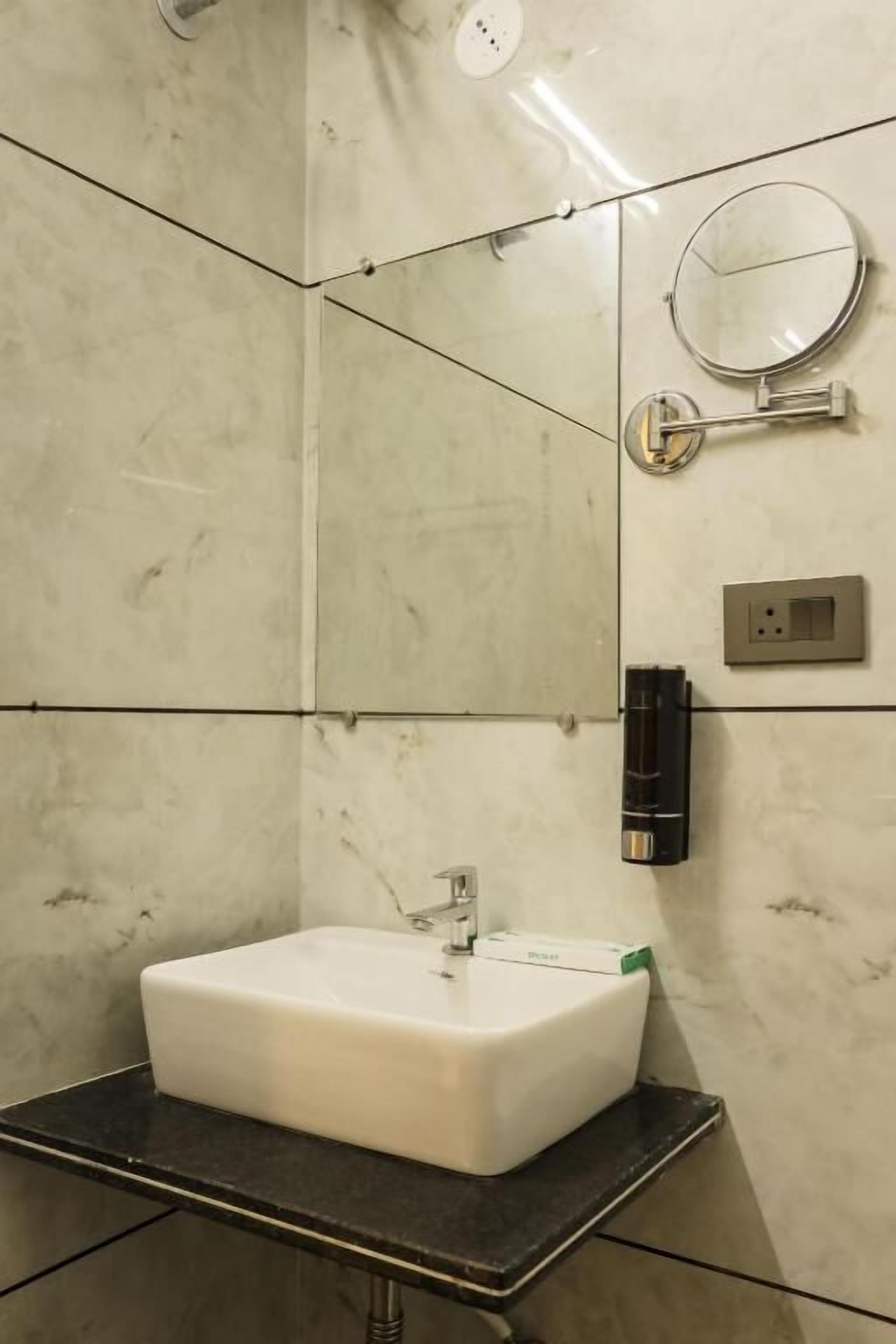 Ducha, artículos de tocador gratuitos, secador de pelo, pantuflas