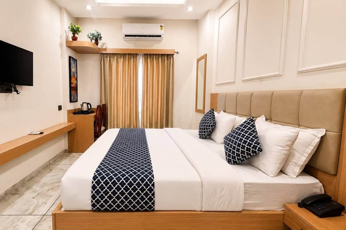 Superior Double Room, Mountain View | Desk, laptop workspace, iron/ironing board, free WiFi