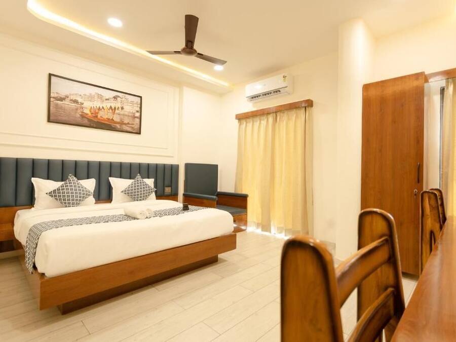 Habitación familiar, balcón, vistas a la ciudad | Escritorio y espacio para trabajar con un portátil